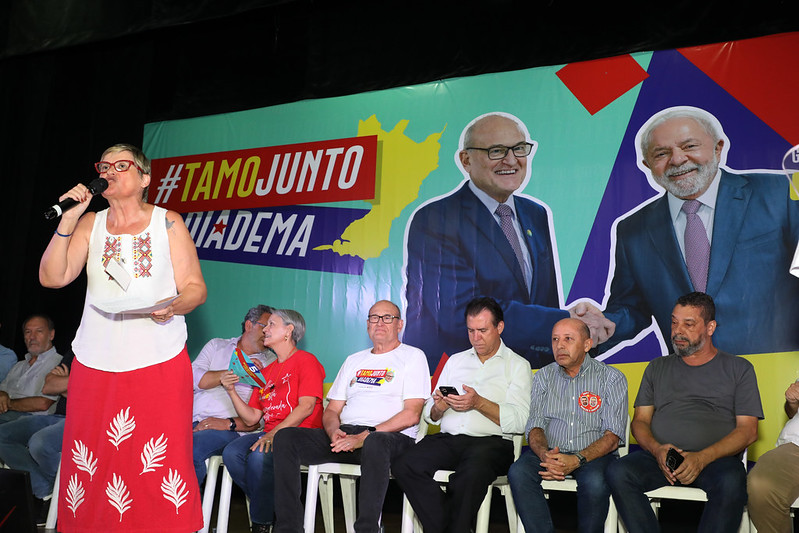 Fatinha Queiroz discursa durante lançamento do Programa de Governo Participativo