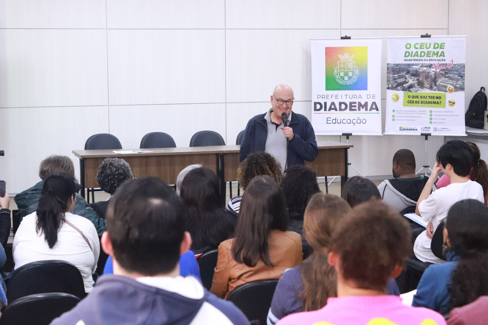 Prefeito Filippi recebe agentes de apoio escolar que cuidarão de crianças com autismo