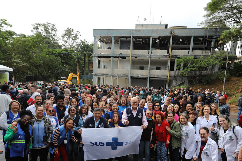 Construção do Novo Hospital Municipal começou com demolição do Paço, onde ficará o equipamento; Filippi celebra maior obra da área