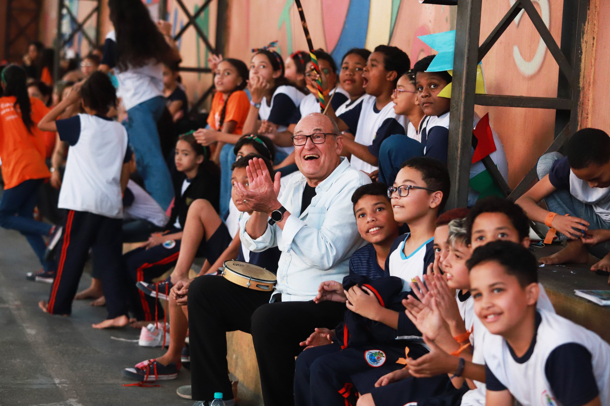 Filippi apresenta projeto do CEU que será construído na Emeb Fabíola Goyano; passarela vai conectar a unidade escolar à praça, que ganhará piscina