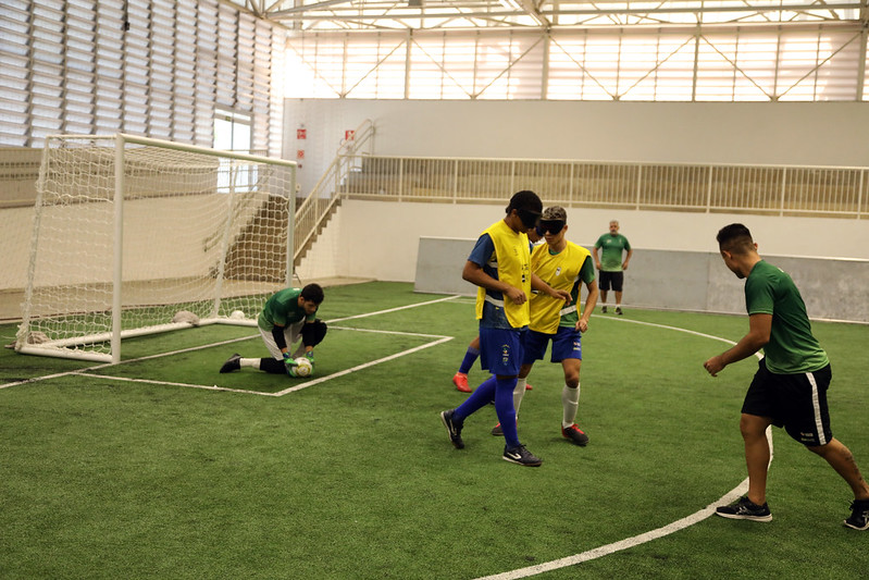 Crianças e adolescentes de Diadema têm aula de futebol de deficiente visuais no Centro Paralímpico Brasileiro