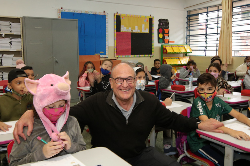 Filippi com estudantes da rede municipal