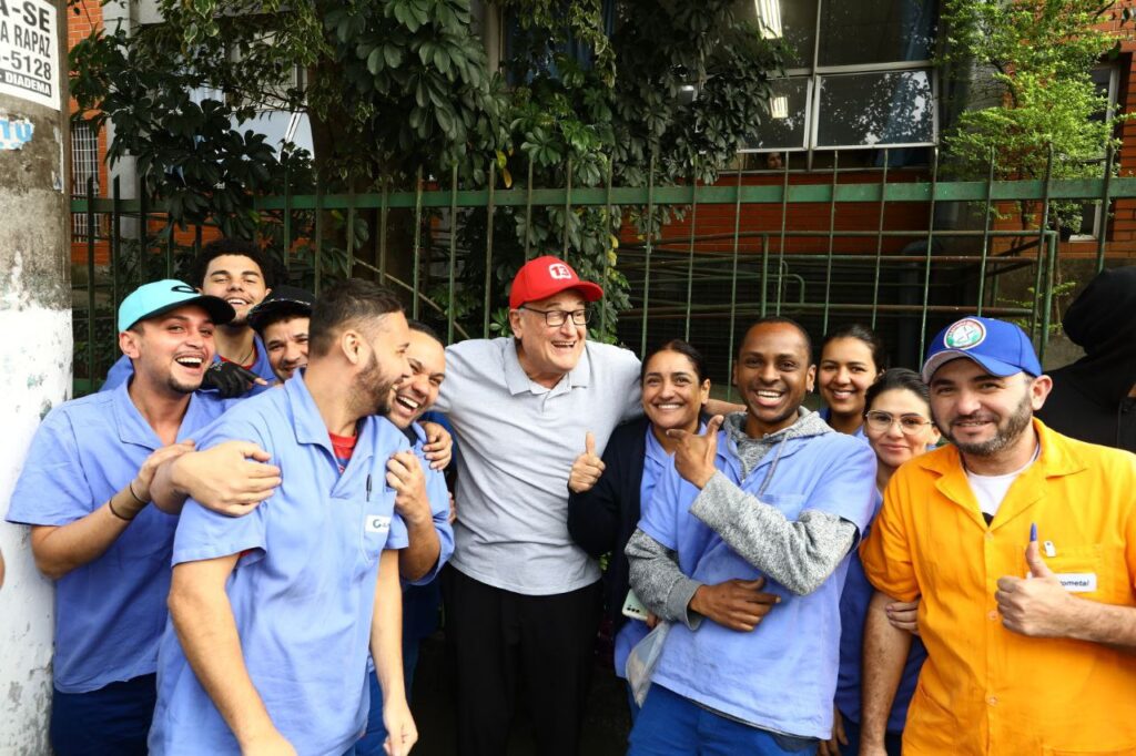 Filippi tira foto com trabalhadores durante assembleia em frente à Autometal