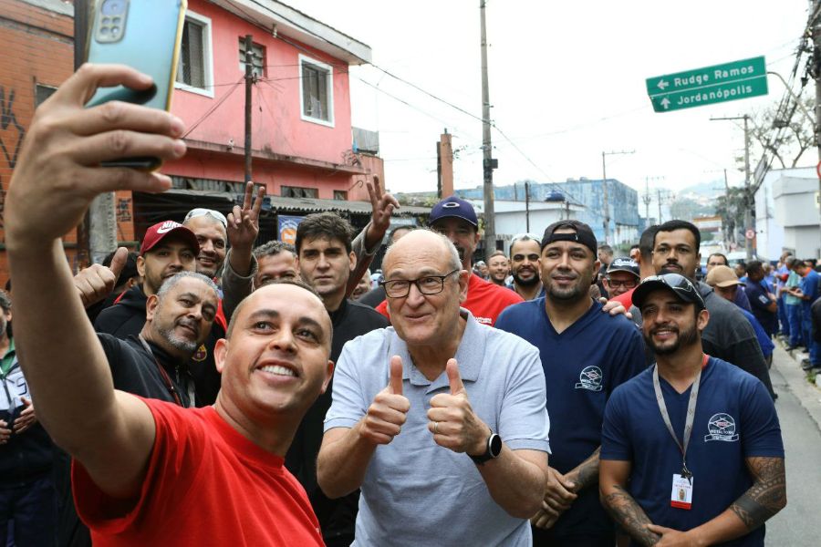 Filippi tira foto com trabalhadores durante assembleia em frente à Autometal