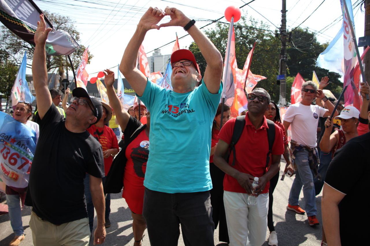 Prefeito caminha pelas ruas da região Norte para elencar melhorias e projetar futuro ainda melhor com presidente Lula como parceiro, em substituição a um presidente que não gostava de Diadema