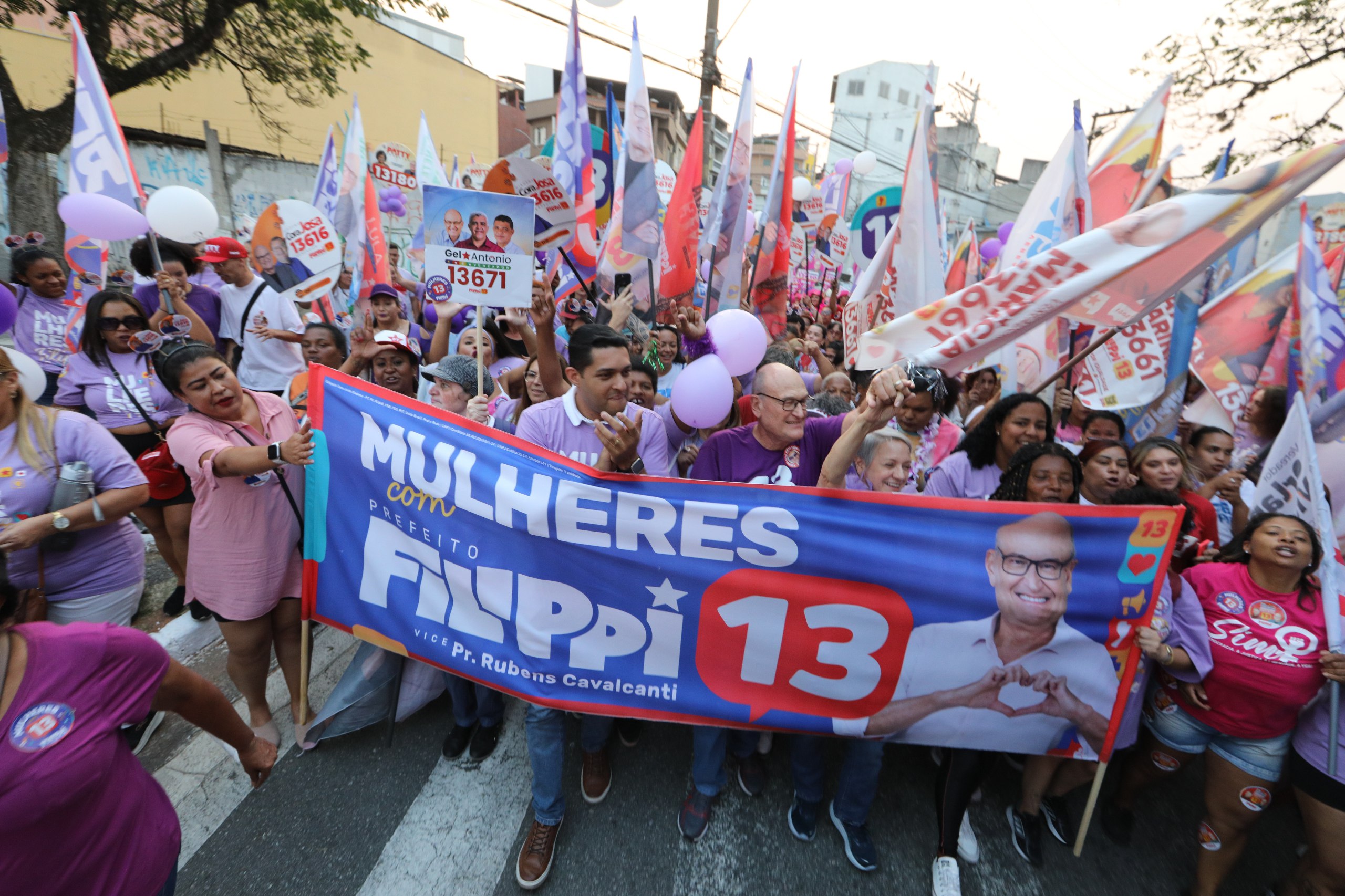 Mulheres em apoio ao prefeito Filippi tomaram conta do Centro de Diadema e defenderam continuidade do projeto que mais faz por elas