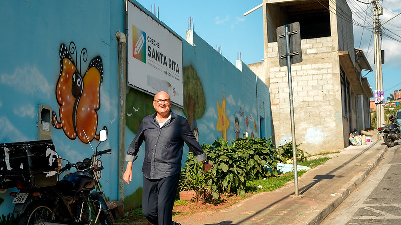 Filippi em frente à creche Santa Rita, na Vila Joaninha, um dos cinco equipamentos inaugurados em sua gestão