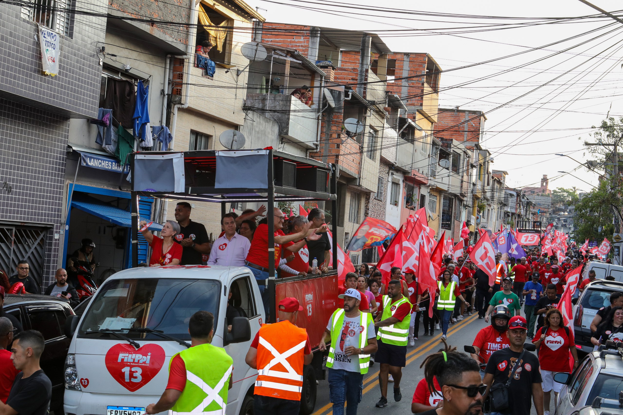 Ministros, deputados, vereadores e lideranças se somaram à militância para fortalecer o time que ama Diadema em grande caminhada