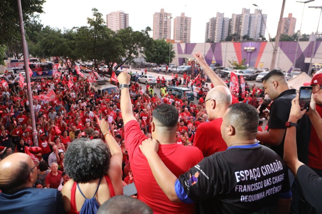 Ministros, deputados, vereadores e lideranças se somaram à militância para fortalecer o time que ama Diadema em grande caminhada