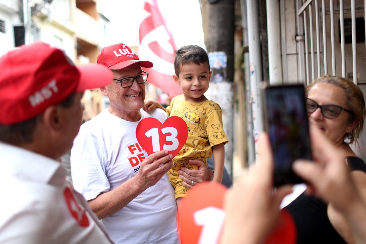 Prefeito faz caminhada no Casa Grande e compara campanhas: uma que quer o bem da cidade e tem amor por Diadema e outra que espalha fake news e que tenta destruir a imagem do município