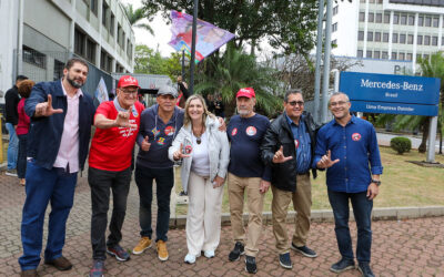 Filippi conversa com moradores de Diadema que trabalham na Mercedes-Benz